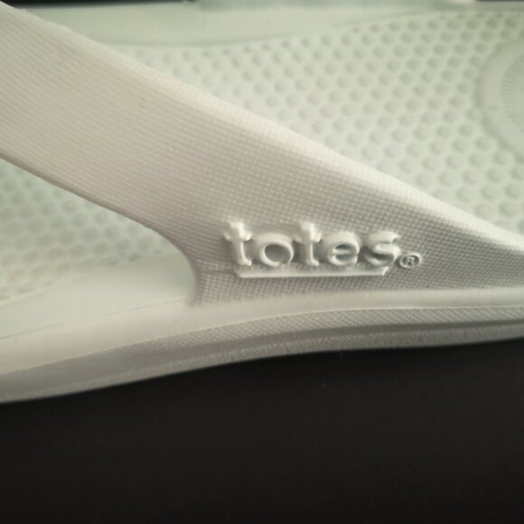 2 / $30.00 - Totes Every Wear Ladies Size 7 Mint Green Thong Flip Flop Sandals - Picture 2 of 6